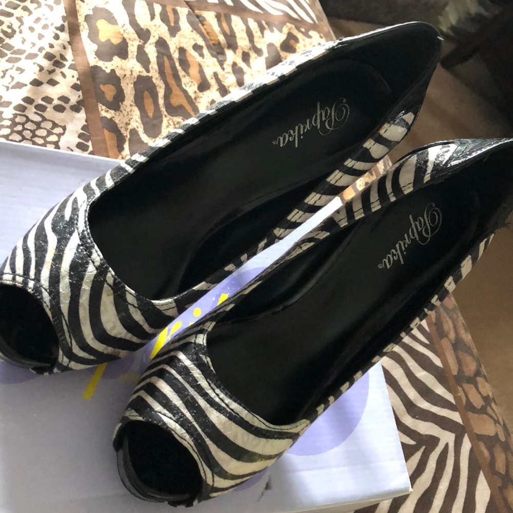 Peep toe pumps